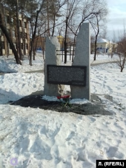 Стихийный мемориал в память об Алексее Навальном у памятника жертвам политических репрессий у Института культуры, Хабаровск