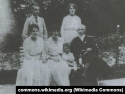 Семья Скоропадских. Маленький Павел Скоропадский на руках у матери. 1920-й год