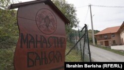 Tabla s natpisom manastir Banjska