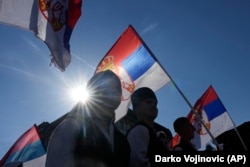 Ljudi sa srpskom zastavom u Beogradu, tokom "Svesrpskog sabora, 8. juni 2024.
