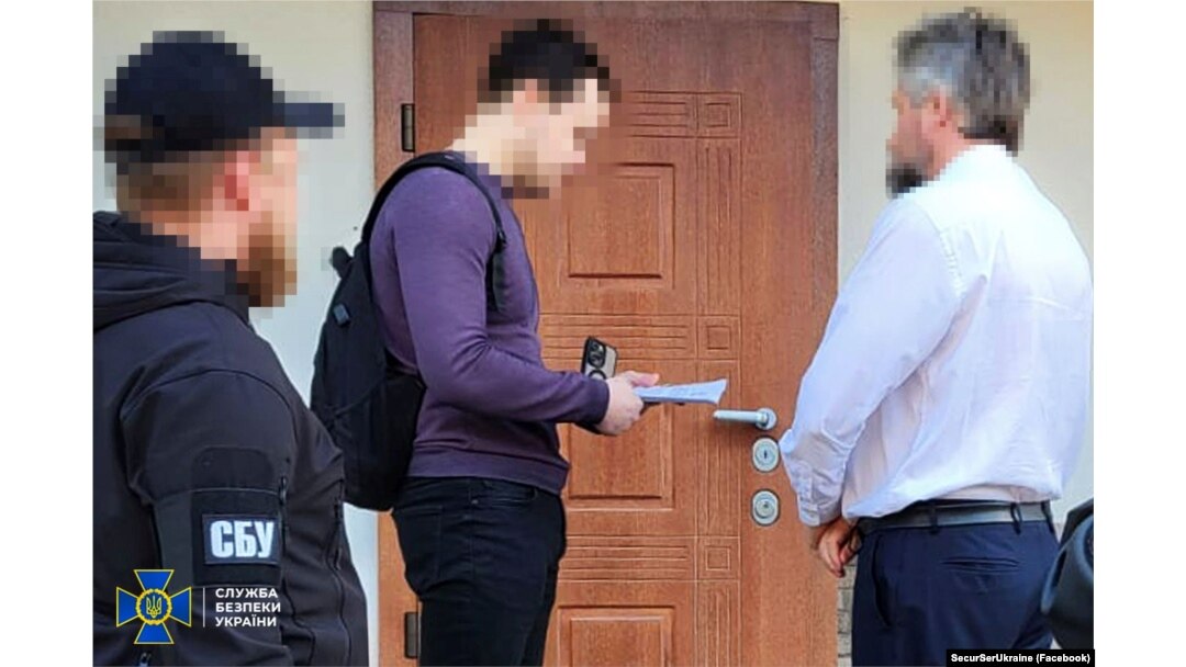 Одна зі світлин СБУ, оприлюднена 12 квітня, щодо повідомлення підозри одному з очільників УПЦ (МП)