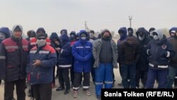 Жители села Жетыбай Каракиянского района Мангистауской области в пятый день протеста. 31 марта 2023 года
