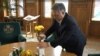 Orbán Viktor nőnapon virágot rendezget a Parlamentben