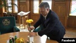 Orbán Viktor nőnapon virágot rendezget a Parlamentben