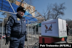Сотрудник полиции у входа в генеральное консульство России. Алматы, 17 марта 2024 года