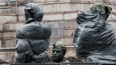 Демонтираните бронзови фигури от Паметникa на съветската армия са преместени