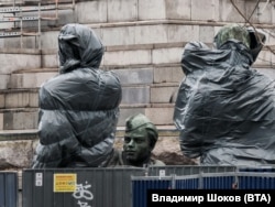  Фигурите преди да бъдат преместени в Лозен 