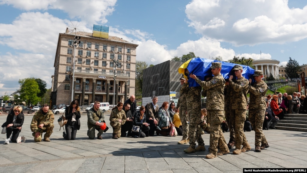 В останню путь бійця проводжали на колінах