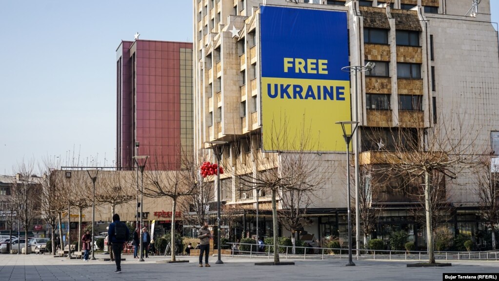 Një pllakat me porosinë &quot;Liri për Ukrainën&quot;, në sheshin &quot;Zahir Pajaziti&quot;, në Prishtinë, më 24 shkurt.