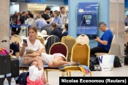 Туристи чакат евакуация на летището в Родос