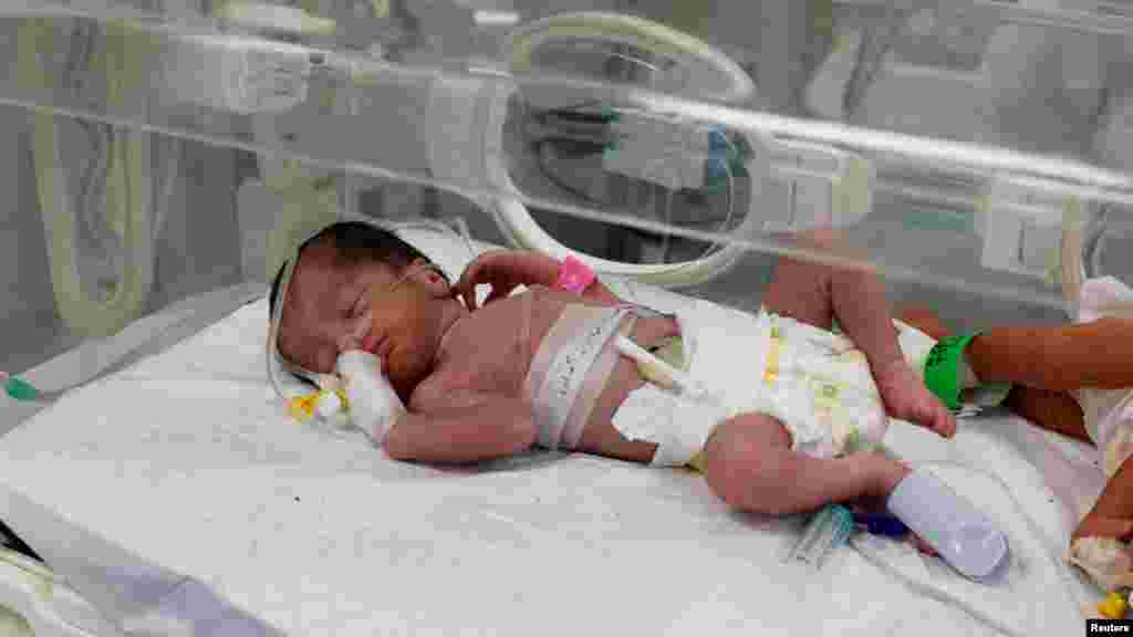 Sürgősségi császármetszéssel hoztak világra egy kislányt április 20-án éjjel Rafahban, miután édesanyját&nbsp;férjével és lányával együtt megölték egy izraeli támadásban. &bdquo;A 1,4 kg súlyú baba állapota stabil és fokozatosan javul&rdquo; &ndash; jelentette ki Mohammed Szalama, a csecsemőt ápoló orvos. A baba édesanyja, Szabrin al-Szakani harminchetes terhes volt, családjával aludt, amikor a támadás történt