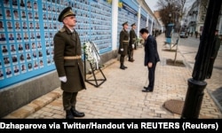 Прем’єр-міністр Японії Фуміо Кісіда під час вшанування українських воїнів, загиблих у війні з Росією біля Стіни пам'яті. Київ, 21 березня 2023 року