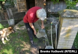 Deo Gornjeg Milanovca ostao je bez vode. Ono što imaju, meštani čuvaju u balonima, kofama i lavorima, 16. jul 2024.