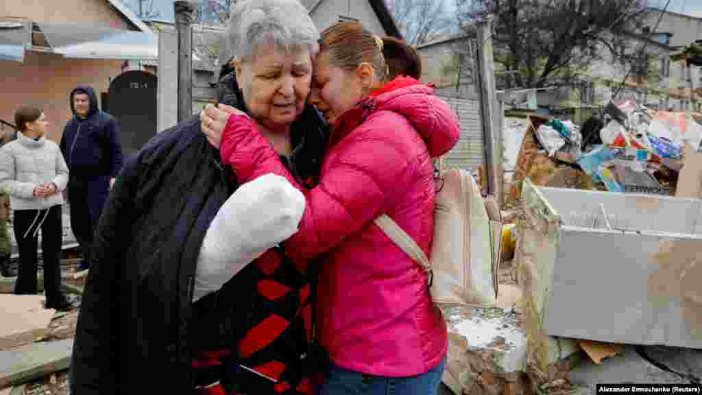 A légitámadásban megsérült 66 éves Szvetlana Bojkót vigasztalja ismerőse, Julija Krjukova az idős nő házának a romjai előtt.&nbsp; Volodimir Zelenszkij ukrán elnök nyilatkozata szerint több, mint 1100 orosz katona esett el Bahmutnál, és 1500 sebesült meg annyira, hogy nem tudja folytatni a harcokat. Az orosz védelmi minisztérium azt közölte, hogy erői az elmúlt 24 órában több mint 220 ukrán katonát öltek meg a donyecki térségben. &nbsp;