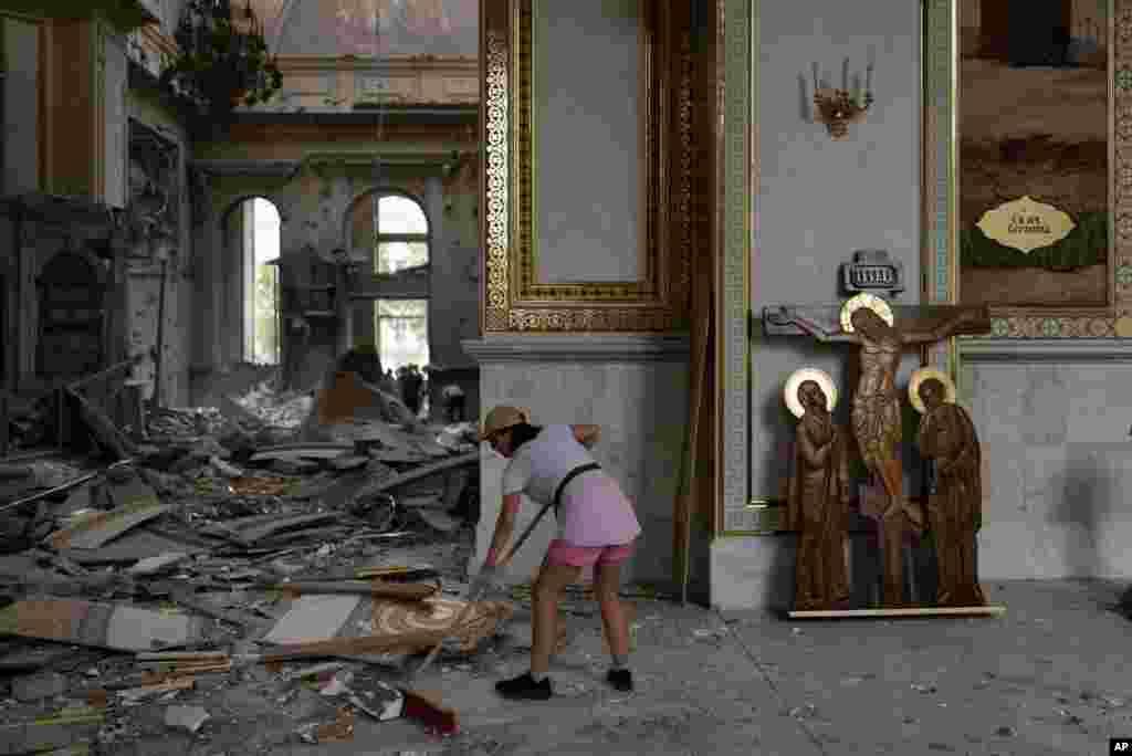 Arhidiaconul catedralei din centrul istoric al oraşului Odesa, Andrii Palciuk, a deplâns distrugerea &bdquo;masivă&quot; a bisericii.
