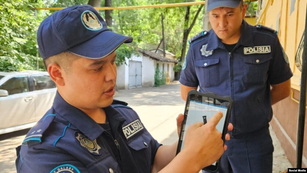 Сотрудники полиции оформляют штраф на планшете. Фото со страницы Инги Иманбай