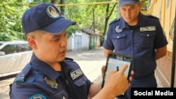 Сотрудники полиции оформляют штраф на планшете. Фото со страницы Инги Иманбай