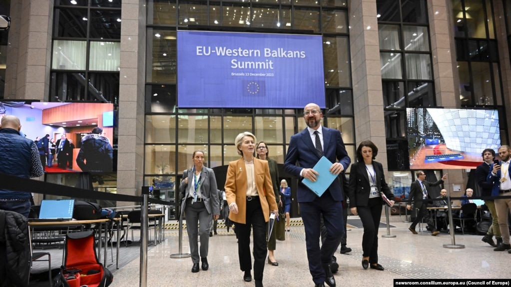 Ursula von der Leyen és Charles Michel a brüsszeli EU–Nyugat-Balkán-csúcstalálkozón 2023. december 13-én