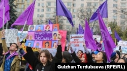 Сейчас митинги в Бишкеке возможны только в сквере Горького. На фото: акция в защиту прав женщин