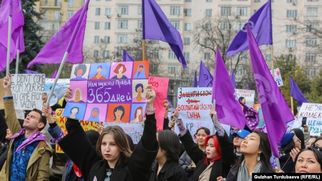 Сейчас митинги в Бишкеке возможны только в сквере Горького. На фото: акция в защиту прав женщин
