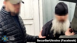 Одна з фотографій СБУ, оприлюднених 28 квітня 2023 року, щодо повідомлення про підозру послушнику УПЦ (МП), який, як стверджує Служба безпеки України, «виправдовував російську агресію»