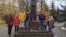 Активисты во время акции возложения цветов у памятника жертвам политических репрессий, Казань, 29 октября 2023 года 