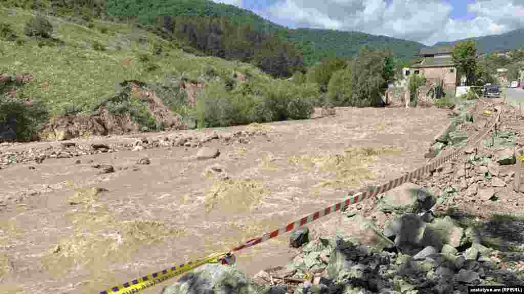 27 mai - Râul Aghstev&nbsp; din nord-estul Armeniei, a ieșit din matcă, iar comunitățile de pe malul lui au fost inundate. Patru oameni și-au pierdut viața. Ploile torențiale și inundațiile din provinciile&nbsp;Lori și Tavuș, din nordul Armeniei, au provocat prăbușirea unor drumuri, printre care autostrada care merge spre Georgia și linia ferată dintre cele două țări.