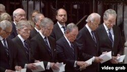 Владимир Кара-Мурза (в средата, с вдигната глава) на поклонението пред тленните останки на сенатор Джон Маккейн, Вашингтонската национална катедрала, 1 септември 2018 г. Снимката обхваща осемте души, които е трябвало да носят ковчега на сенатора по собственото му желание, изразено приживе. От съображения за сигурност това не е допуснато. Вместо това осемте, избрани от Маккейн, вървят зад ковчега на сенатора, следвайки вдовицата Сидни Маккейн. Вторият отдясно на снимката е Джо Байдън.