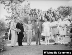 Уилки (в центре) с британскими и американскими военачальниками в Александрии. 6 сентября 1942 года