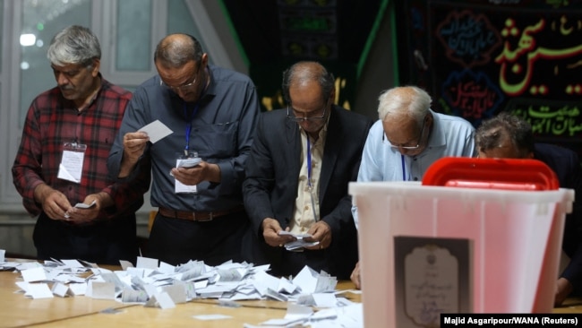 شمارش آرا در یکی از شعب رأی‌گیری در تهران، در پایان دور دوم انتخابات ریاست‌جمهوری