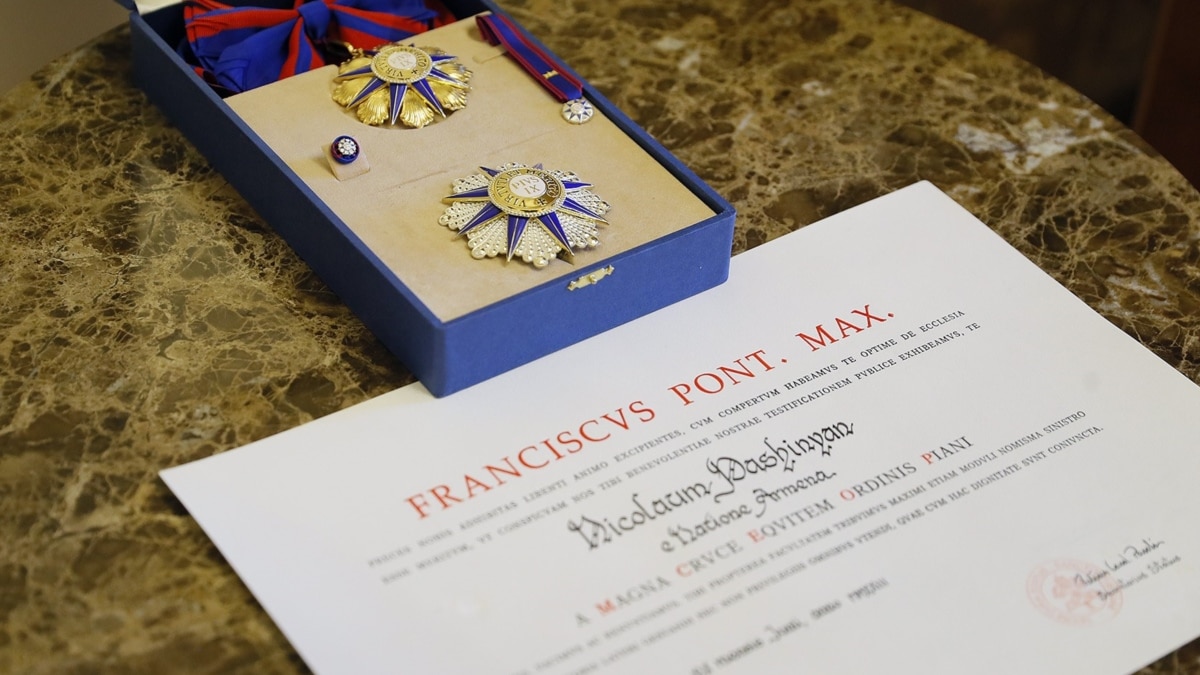 Հռոմի Պապը Սուրբ Աթոռի բարձր պարգև է շնորհել Հայաստանի վարչապետինsexiezpix  Web Porn