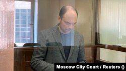 Присъдата на Владимир Кара-Мурза беше съобщена в понеделник, 17 април 2023 г. в претъпкана съдебна зала в Московския градски съд. 