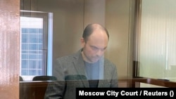 Владимира Кара-Мурза во время вынесения приговора, Москва, 17 апреля 2023 года