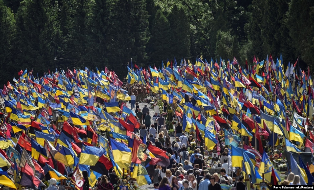 Kjo fotografi e Varrezës Liçakiv në Lviv, u shkrep më 23 maj, kur ukrainasit shënuan Ditën e Heronjve, për nder të ushtarëve të vrarë gjatë pushtimit rus. Fotografia është njëra prej disa fotografive të shkrepura së fundi, që tregojnë për humbjet e mëdha në njerëz si pasojë e luftës së presidentit rus, Vladimir Putin, në Ukrainë.