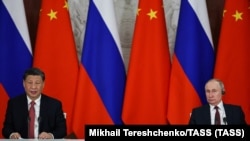 Президент Китая Си Цзиньпин (слева) и президент РФ Владимир Путин (справа). Архивное фото