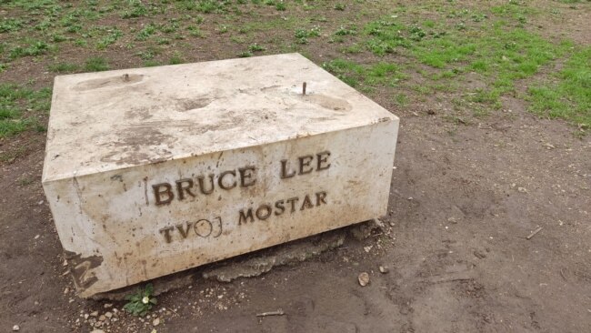 Bruce Lee din Mostar a dispărut. Bosniacii se întreabă cine a furat statuia 