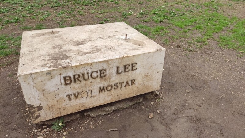 Istraga zbog 'nestanka' statue Bruce Leeja u Mostaru