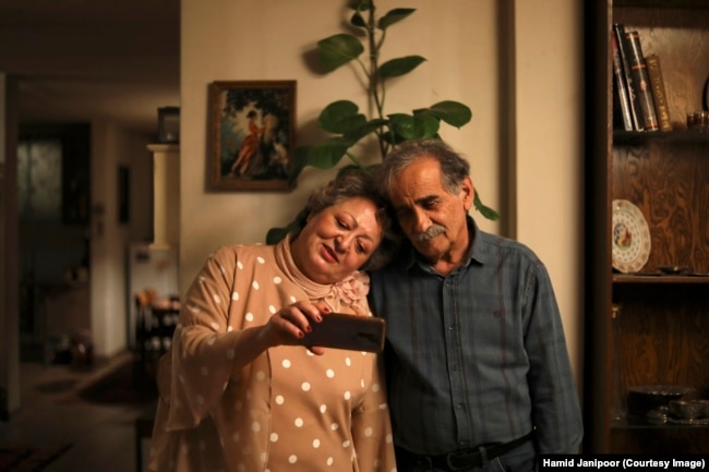 اسماعیل محرابی و لی‌لی فرهادپور در نمایی از فیلم «کیک محبوب من»