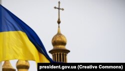 Флаг Украины на фоне Софийского собора в Киеве