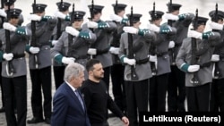 Zelensky pritet me gardë nderi në Helsinki.
