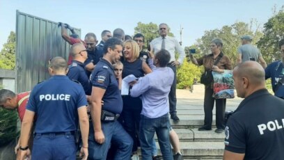 В петък сутринта започна поставянето на метална ограда около Паметника