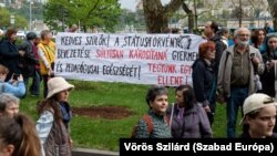 Vonulásos tüntetés Budapesten a tanárokért a Kálvin tértől a Belügyminisztériumot érintve a Karmelita kolostorig 2023. április 24-én