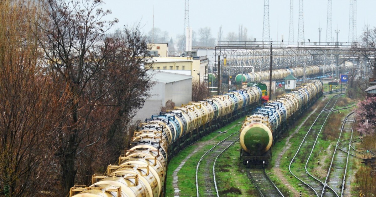 Атака безпілотників на Туапсе: пожежа на НПЗ та жертви серед цивільних