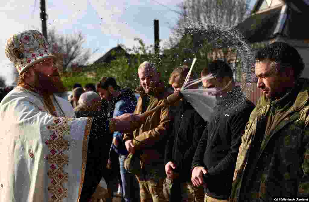Dioniszij katonai lelkész tart istentiszteletet katonáknak és civileknek Druskivka utcáin április 16-án