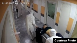 Момент доставления в больницу раненого мужчины. В нём родственники узнали Фархата Омарова