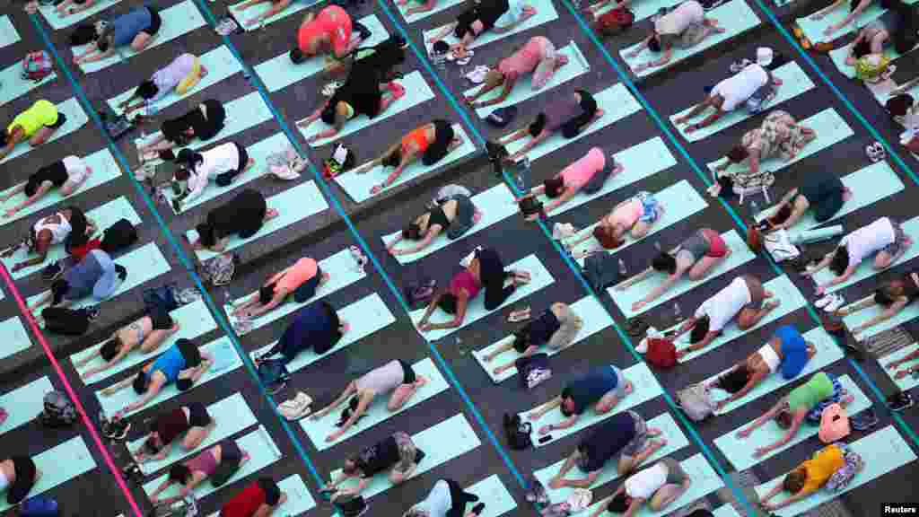 Njerëzit praktikojnë joga gjatë &quot;Solsticit në Times Square&quot; në Nju Jork, SHBA, më 20 qershor 2024.