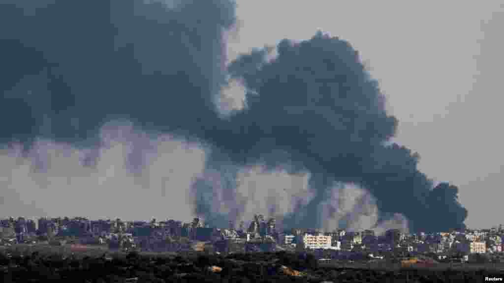 Izraelből nézve ahogy füst gomolyog egy robbanás után Gáza északi részén 2024. május 12-én. Az újabb izraeli hadműveletek további százezer embert kényszerítettek menekülésre innen.&nbsp;Louise Wateridge, az UNRWA szóvivője azt írta az X-en, hogy &bdquo;a családok a lehető legnyugatabbra költöztek, és sátrakat állítottak fel a Földközi-tenger partján&rdquo;