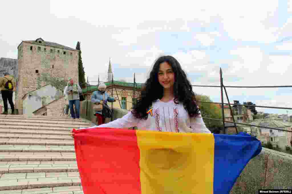 Za učenicu koja je predstavlja Rumuniju i Kurdistan, Irem Ilgimu, jedan od ciljeva zbog kojeg učestvuje u performansu je bio promovisanje mira. &quot;Vjerujem da time što smo se okupili iz toliko zemalja, sa toliko različitih kontinenata, promoviramo mir i da pokazujemo ljudima da možemo raditi zajedno, kako bismo postali bolje društvo&quot;, kazala je Ilgim.