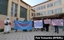 2023. augusztus 22-én tüntetnek a kazahsztáni Ulkenbe tervezett atomerőmű ellenzői