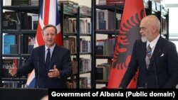 Britanski ministar vanjskih poslova Dejvid Kameron (lijevo) i albanski premijer Edi Rama (desno) tokom konferencije za medije u Tirani 22. maja 2024.
